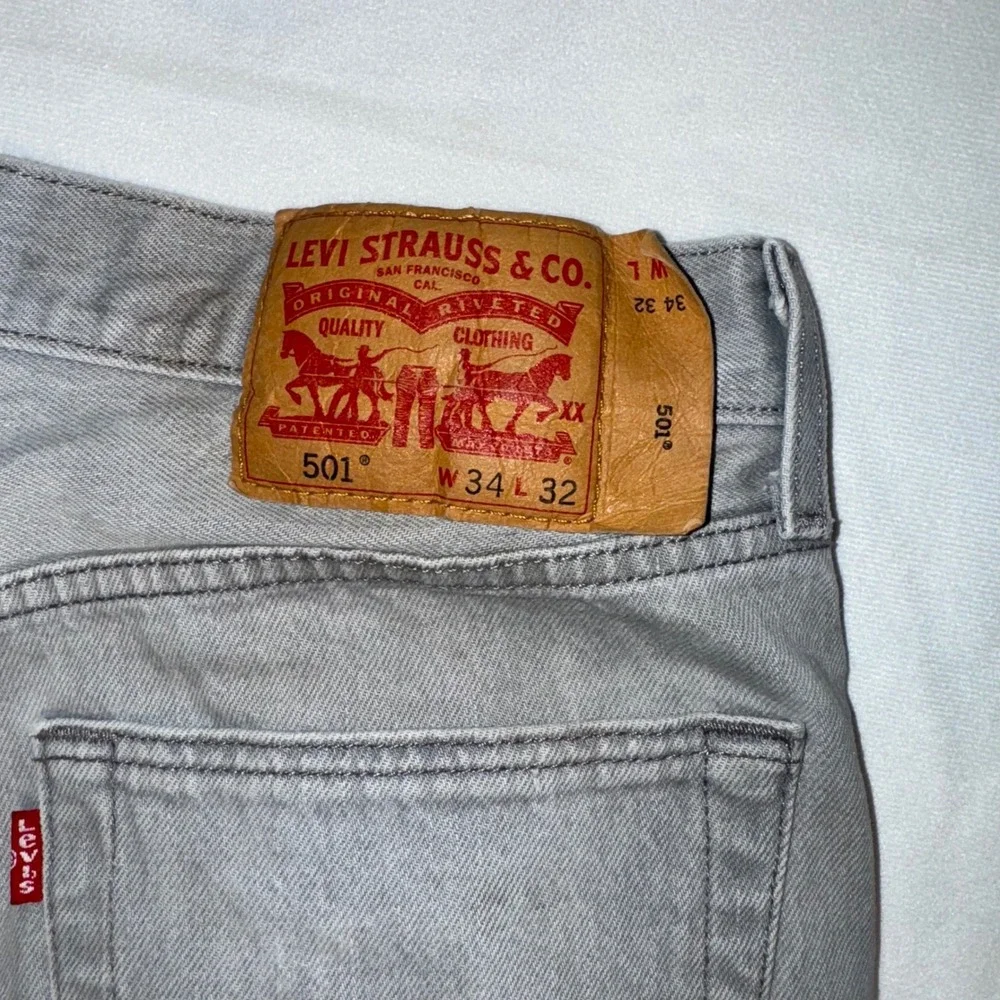 Levi's 501 Gray Denim Jeans Button Fly Straight Leg Mens 34x32‎ (Actual 34x28)